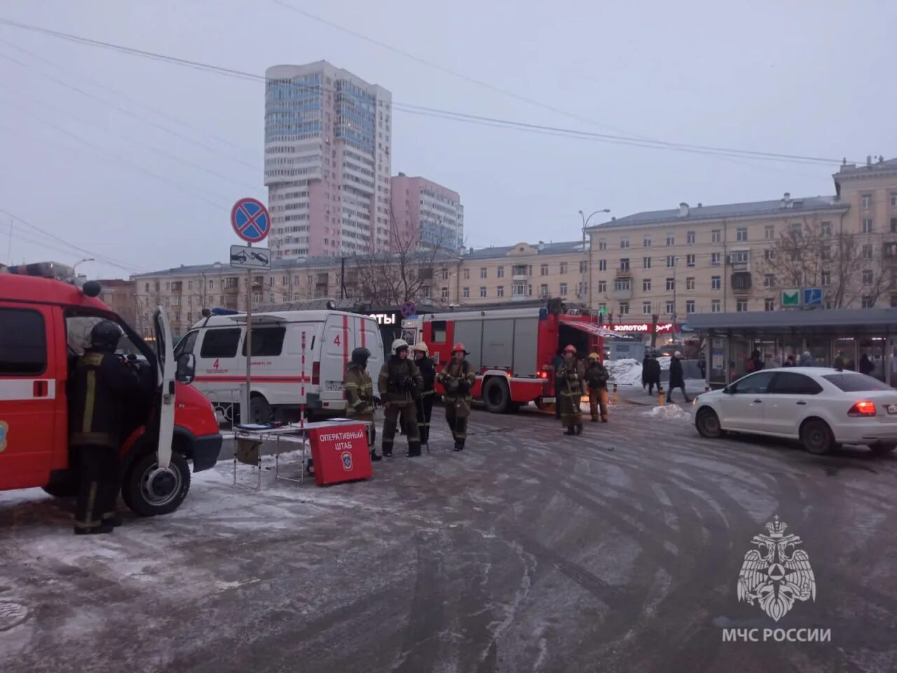 Что случилось в екб. Пожар фото. Эвакуация людей. Эвакуация людей пожарными. Пожар в екатеринбургском метро.