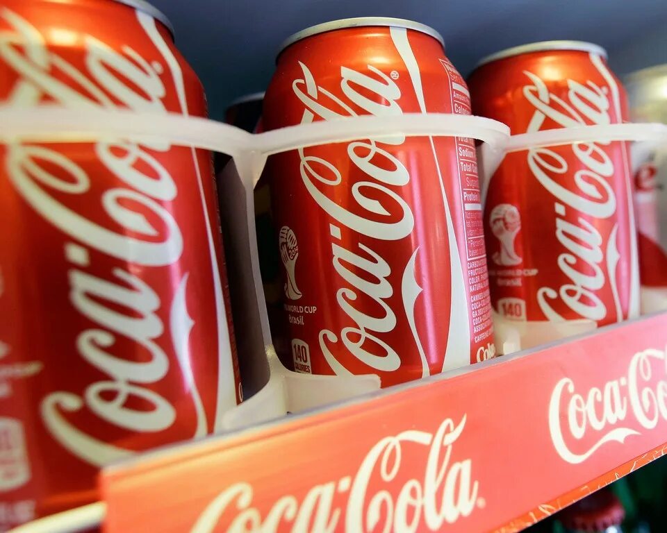 Кола. Кока кола деньги. Чехол кока-кола на банку. Coca cola beer. Газировка.