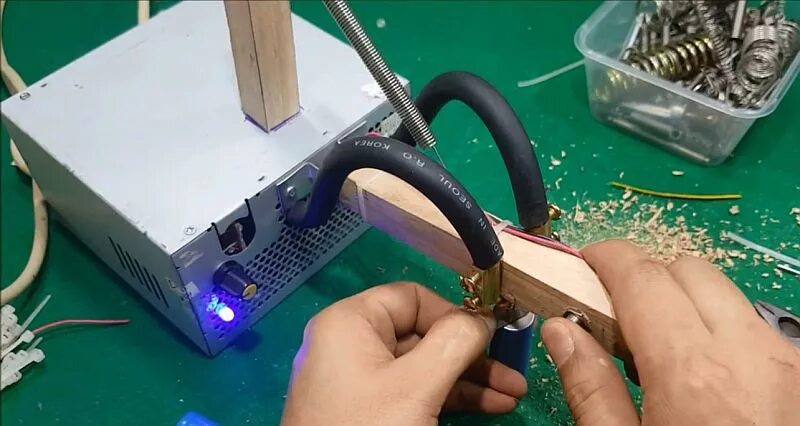 Как сделать точечную сварку для аккумуляторов 18650. Держак для сварочного аппарата для аккумуляторов 18650. Как сделать точечную сварку для аккумуляторов 18650. Держатель электродов для точечной сварки 18650. Точечная сварка для аккумуляторов 18650.