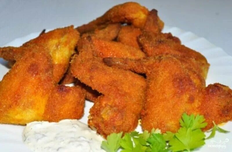 Хрустящие крылышки в сухарях. Куриные крылышки в панировке. куриные крылышки в панировочных сухарях в духовке. крылья в сухарях в духовке. хрустящие крылышки в духовке в панировке.