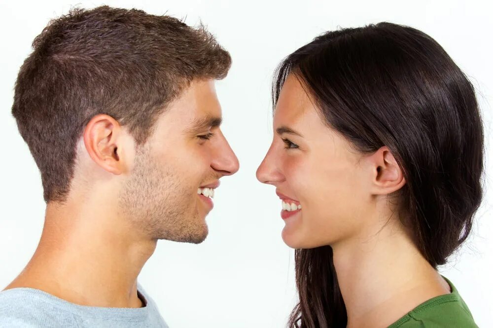 Looking at each other. Пара смотрит вверх. People looking at each other. Пара смотрит вниз. People smiling to each other.