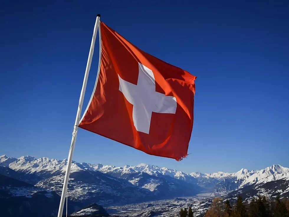 Schweiz. Швейцария флаг горы. die schweiz флаг. швейцария флаг и территория. флаг швейцарии фон.