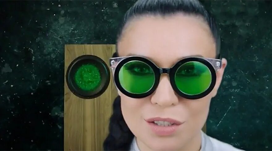 Зеленые очки 13 текст. Зелёные очки. Зелёные очки вару. Реклама МЕГАФОН елка. В зеленых очках.