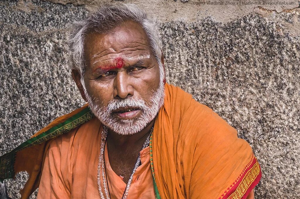 Красная точка на лбу у мужчины. Индийцы мужчины. Лицо индуса. Индия точка на лбу у мужчин.