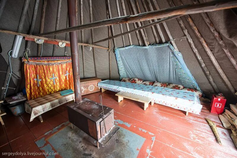 Чум жилище внутри. Очаг в чуме. Яранга традиционное жилище чукчей. Летом в чуме. Обед в чуме.