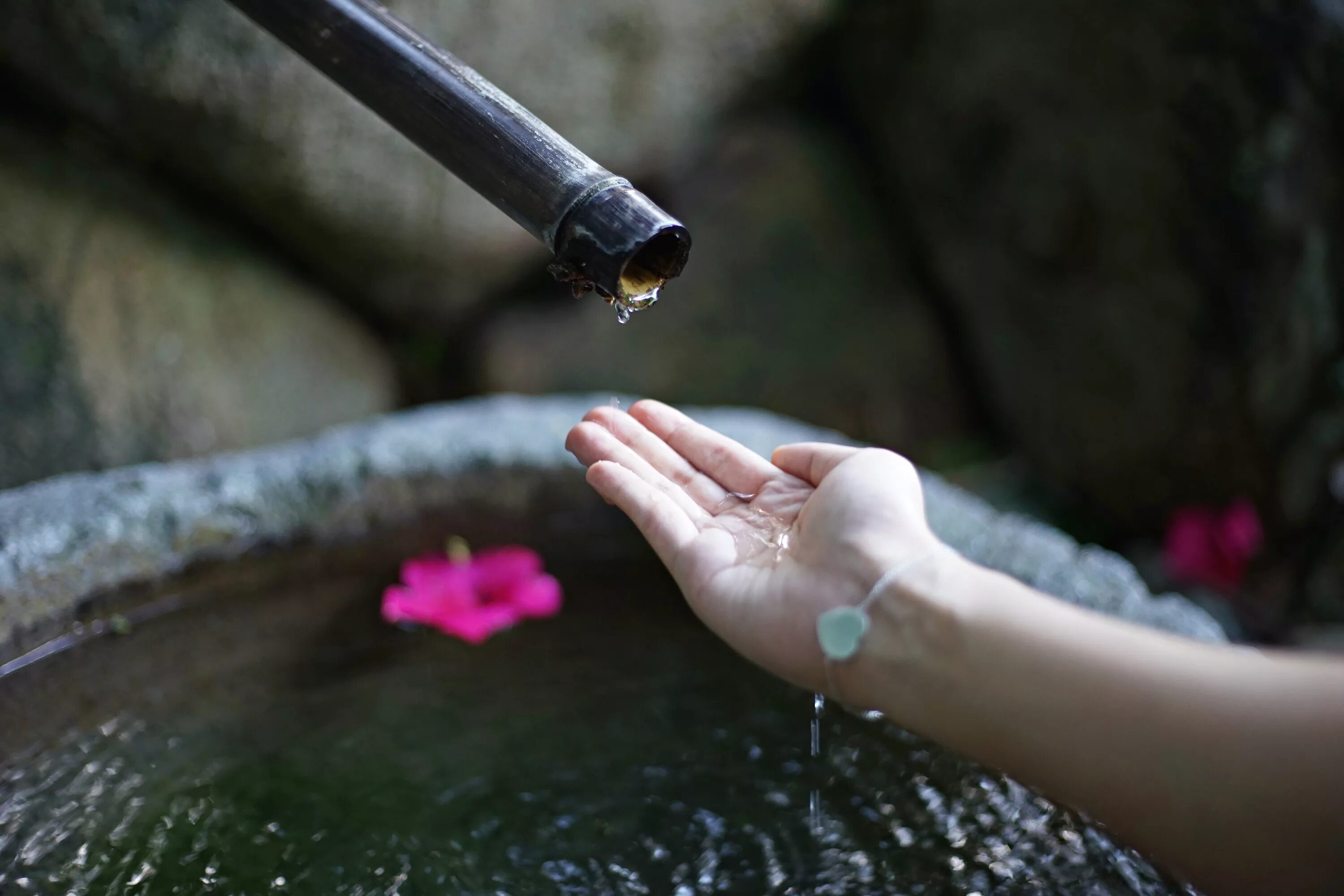 Рука природы водяная. Вода в руках. Капли воды на руках. Капля воды в руках.