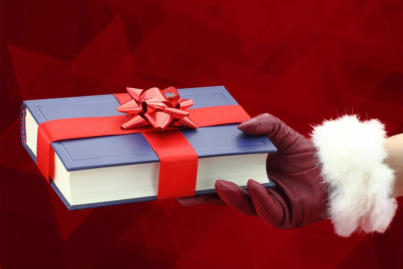 Книги ее подарок. Подарок. Новогодние подарки. Книга в подарок. Книга в подарок на новый год.