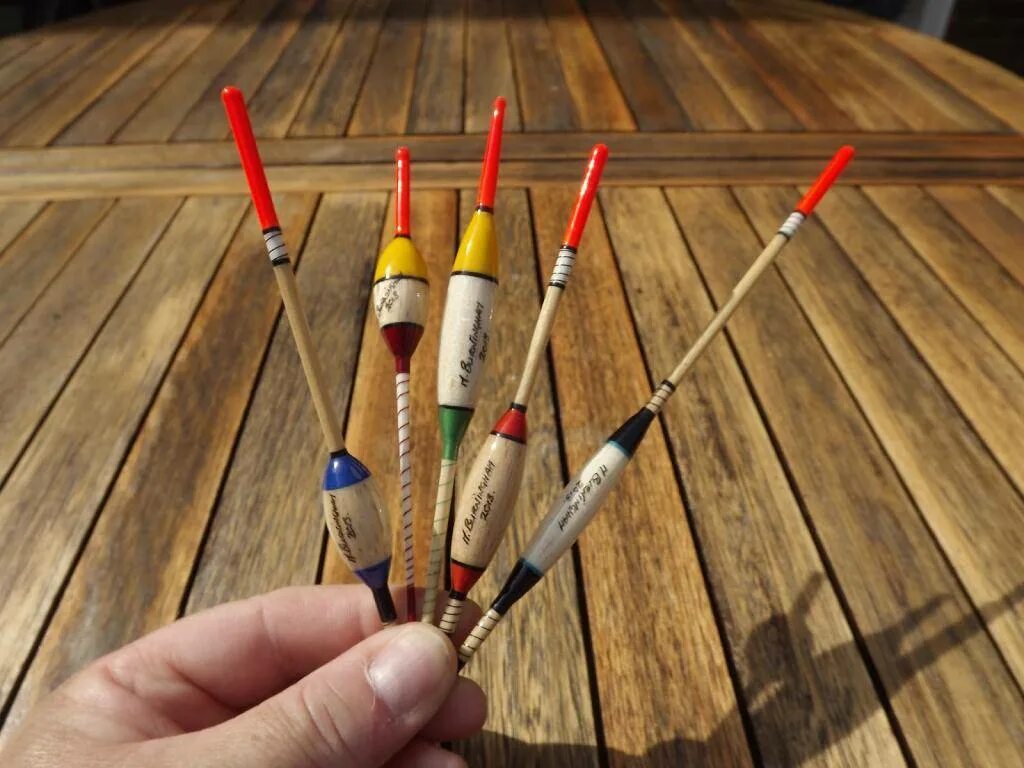 Самодельный поплавок. Самоделки поплавки для рыбалки. Самодельный поплавок из дерева. Сделать поплавок самому. Пенопластовое мотовило на маховую удочку.