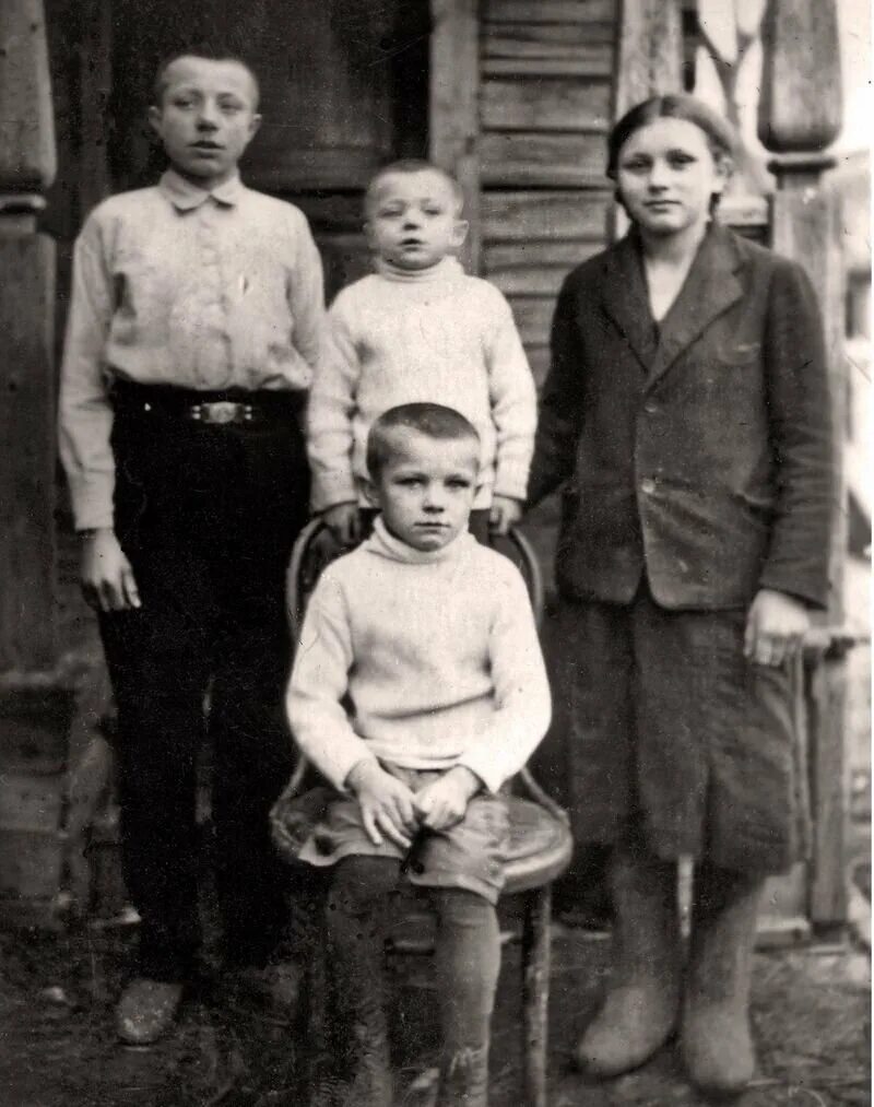 Сколько братьев и сестер у гагарина. Семья Юрия Гагарина в детстве.