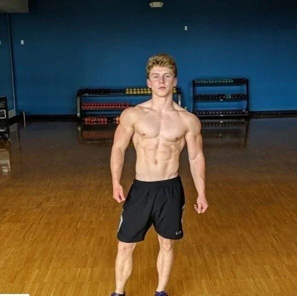 качок в школе. хороший день качка. качки 15 лет. бицепс подростка. макс троян бодибилдер.