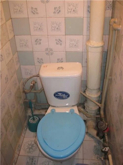 Трубы в туалете. Трубы за унитазом. Отделка труб в туалете. Спрятать канализационную трубу в туалете.