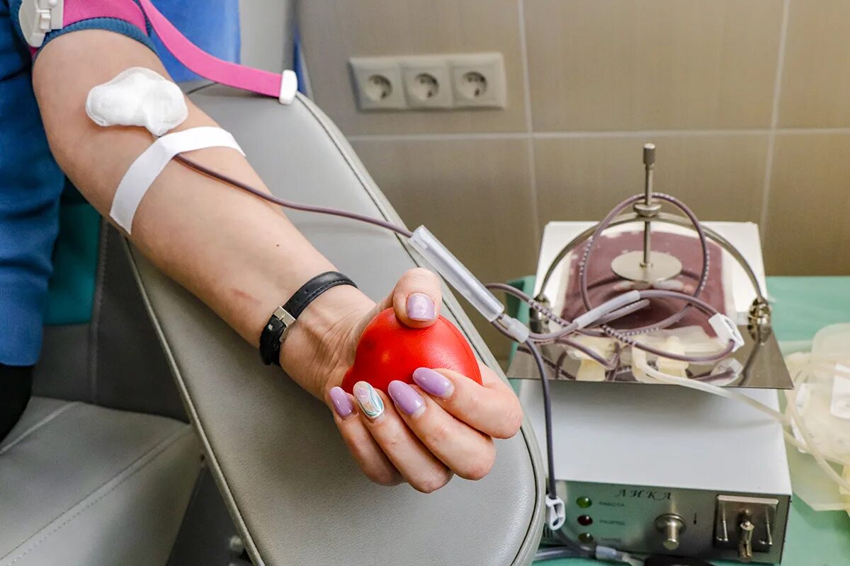 Аппарат по переливанию крови. Насос для переливания крови. Донор крови.