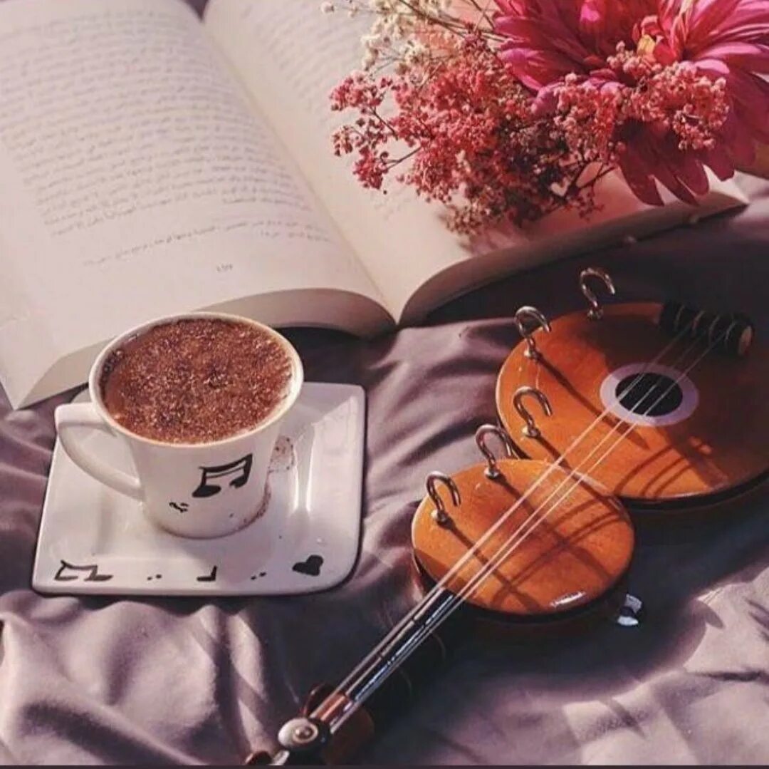 Красивые мелодии утро. Чашка кофе и Ноты. Чашка кофе красивая композиция. В чашке кофе нотки. Кофе Ноты.
