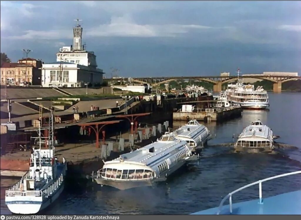 Город порт на волге. Речной порт на Волге в Нижнем Новгороде. Стрелка Речной порт Нижний Новгород. Порт Нижний Новгород. Речной порт на стрелке Нижний Новгород.