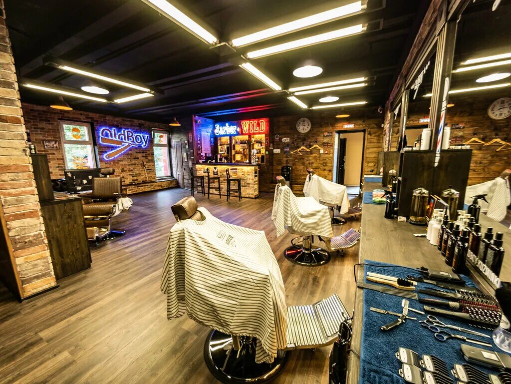 Барбершоп атмосфера. Олдбой оптиков. Олдбой оптиков. Oldboy барбершоп москва кузьминки. Олдбой оптиков.