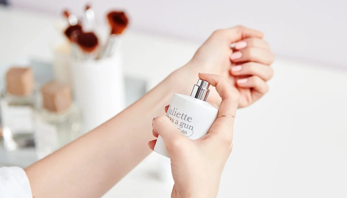 можно ли поменять духи. можно ли поменять духи. нанесение духов. можно ли поменять духи в магазине. женские руки и парфюм.