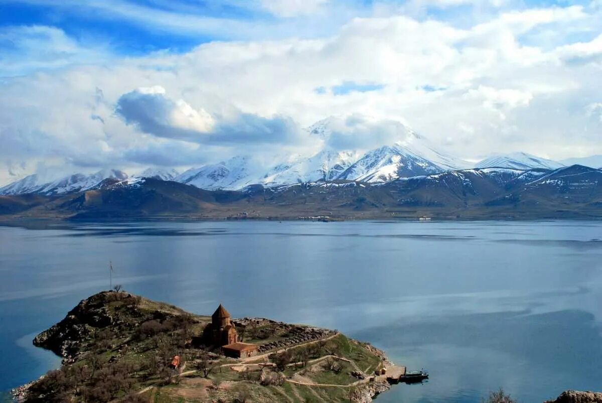 Моря закавказья. Армения горы Севан. Озеро Севан Армения. Севан озеро Арарат. Озеро Севан озеро Ван.