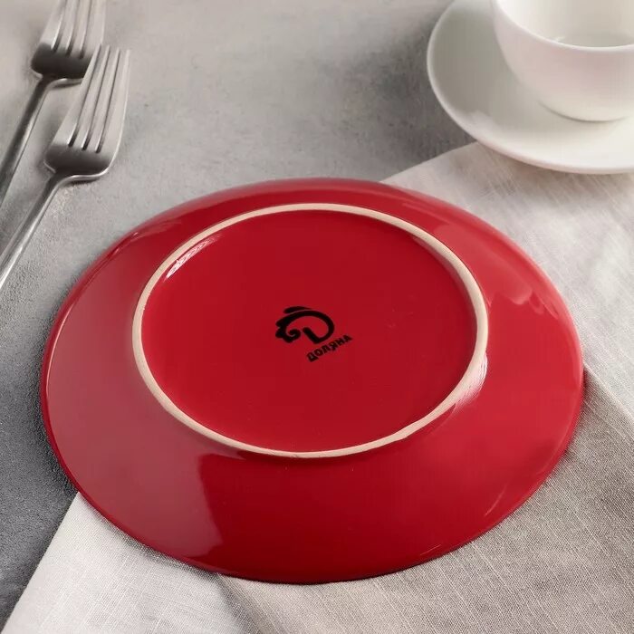 Красная тарелка. Красные тарелки для сервировки. Тарелка десертная красная. Красное блюдце. Тарелки красного цвета