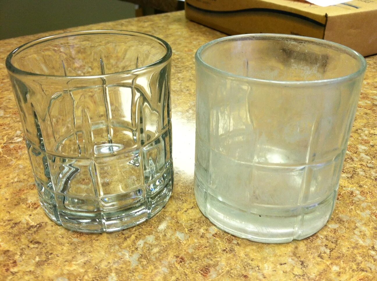 Жесткая вода. Разводы на посуде. Известковый налет на стеклянной посуде. Жесткая вода на посуде. Соли мягкой воды