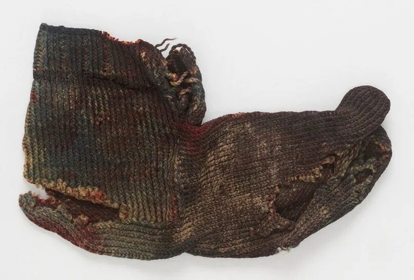 Первые вязаные вещи в древнем Египте. Первые вязаные носки в древности. Древние вязаные изделия. Самые древние вязаные вещи. Старинные носки