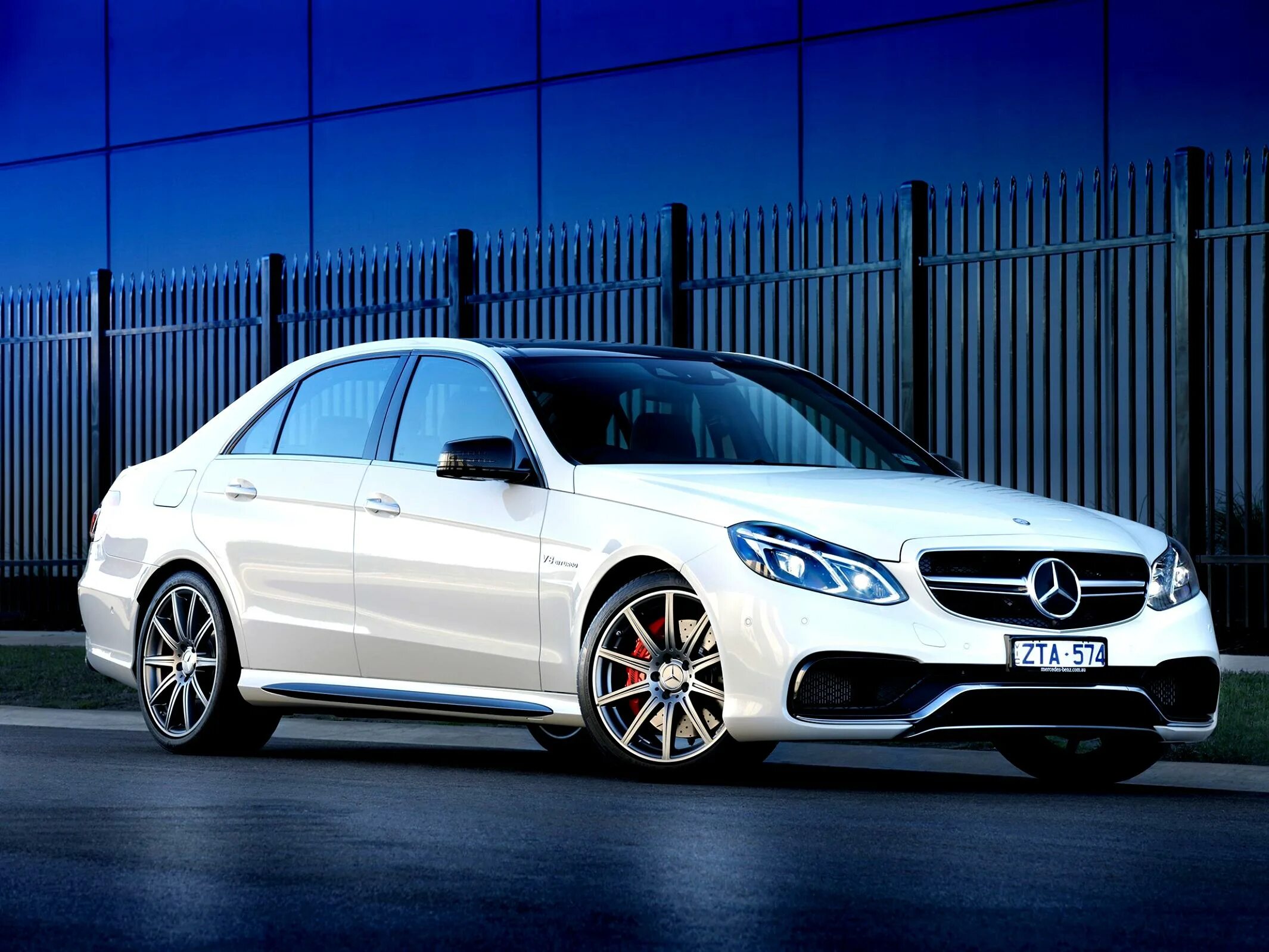 Mercedes e 2014. Мерседес е63 АМГ. Mercedes Benz e63 AMG. Mercedes Benz e63 AMG w212. Mercedes Benz e63 w212.