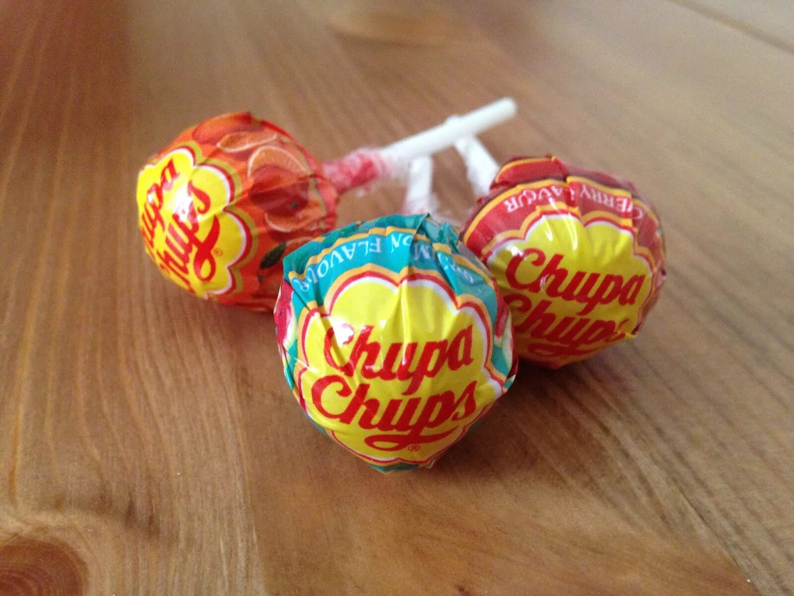 Чупа чупс плачу деньги. Чупа чупс фото. Фотосессия с большим чупачупсом. Круглый чупа чупс. Чупа чупс.