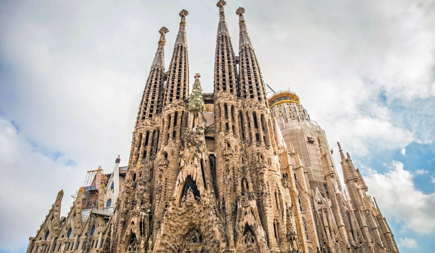 Церковь саграда. Церковь саграда. Церковь саграда. Собор саграда фамилия в барселоне. Испания собор саграда фамилия.