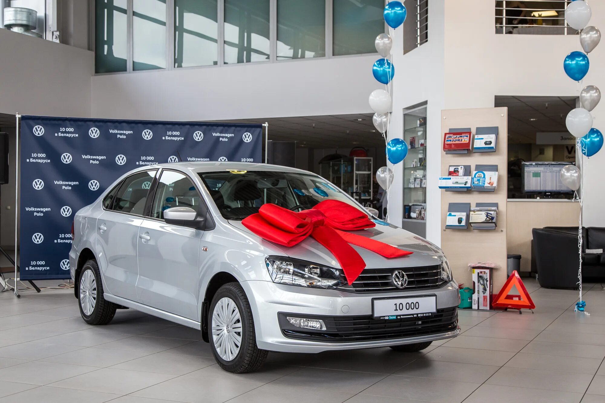 Куплю новый автомобиль в минске. Фольксваген поло дилер. Volkswagen Polo в автосалоне. Volkswagen Polo в Беларуси новый. Фольксваген салон.