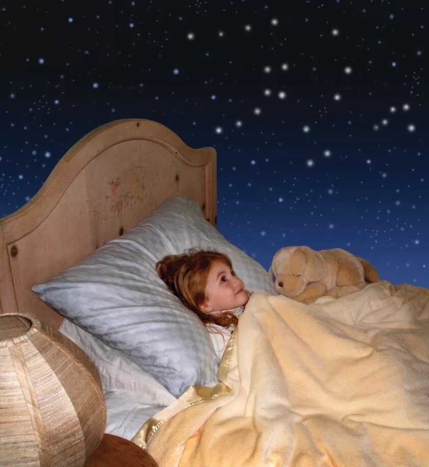 Сказки спать на ночь. Спящий ребенок. Спящий ребенок ночью. Кровать под звездами. Ночь сон.