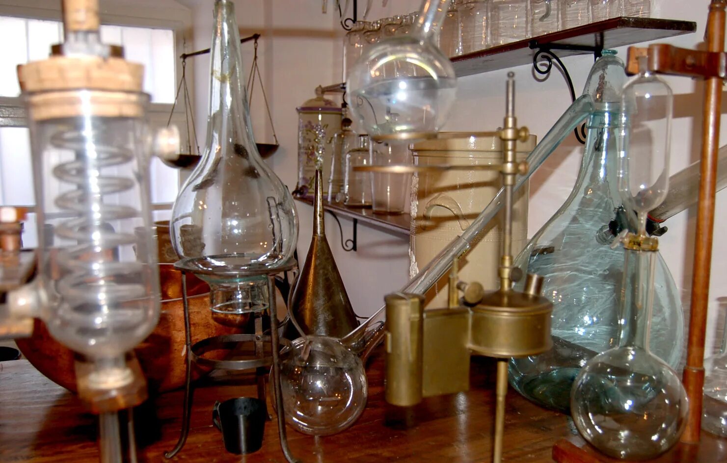 Аптечная лаборатория 19 век. Химическая лаборатория 19 века. Алхимический перегонный аппарат. Старинная лаборатория. Колба новокузнецк