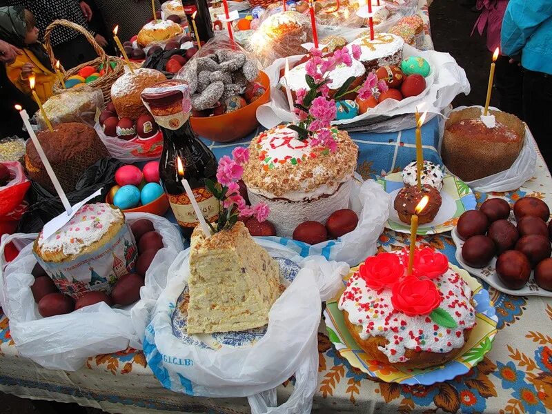 Можно ли освятить кулич дома самим. Освящение куличей. куличи на пасху. пасхальный стол в храме. пасхальный стол традиции и обычаи.