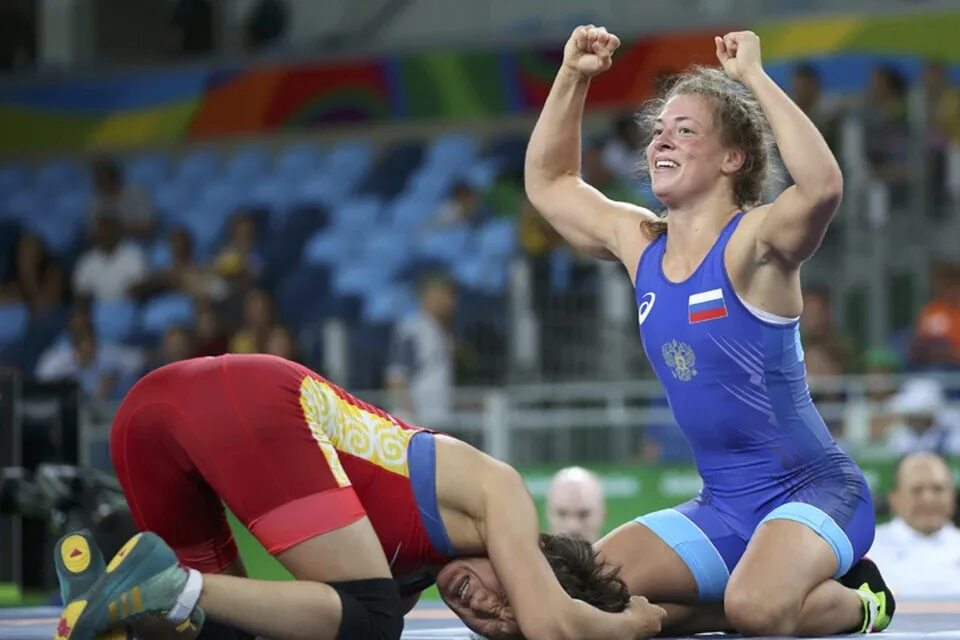 Спортсменки вольной борьбе. Первенство сфо по женской борьбе. Спортсменки вольной борьбе. Байкал арена иркутск борьба. Женщины борцы.