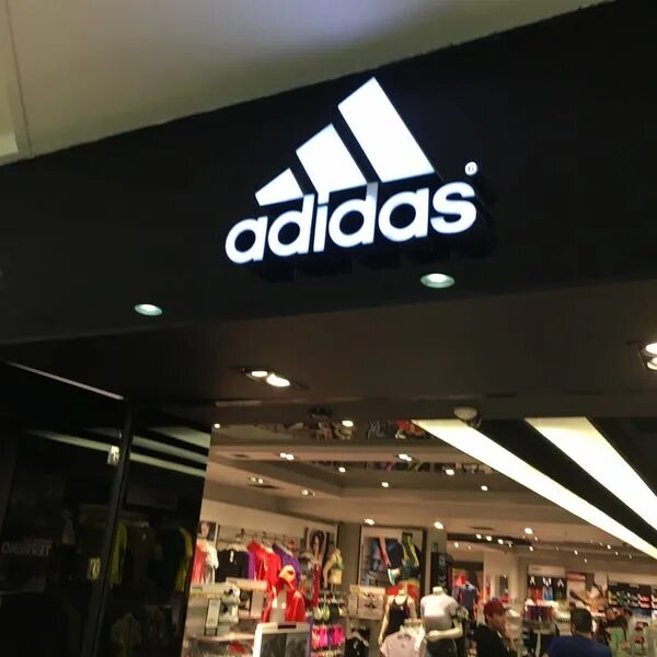 Adidas магазин. Адидас перфоманс магазин. Вывеска адидас. Олимп адидас. Адидас молл