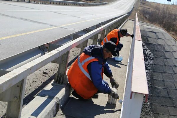 Срок службы мостов. Очистка барьерного ограждения от снега механизированным способом. Склад дорожные службы. Упрдор Алтай мостовой отдел. KTG дорожная служба.