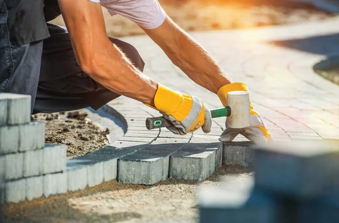 Stone placing. Укладка тротуарной плитки. Укладкаироиуарной плитки. Укладка брусчатки. Кладка тротуарной плитки.