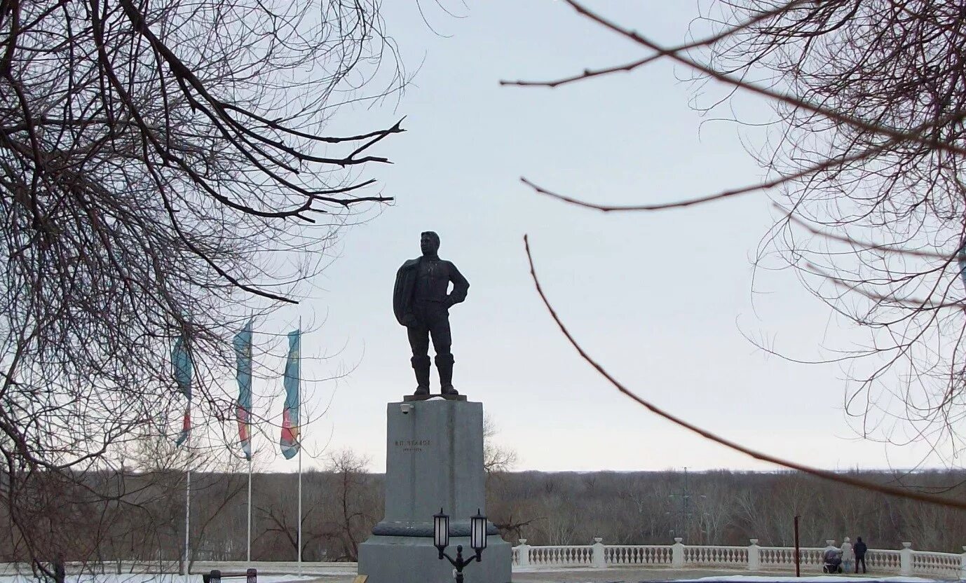 Памятник Чкалову в Оренбурге. Беловка памятник Чкалову Оренбург. Памятник Чкалову Оренбург на Советской. Памятник Валерию Чкалову в Оренбурге. Снт клуб имени чкалова оренбург