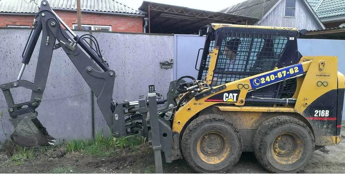 Аналоги бобкэт. Caterpillar 216b. погрузчик катерпиллар сат 216 в. погрузчик с боковым поворотом caterpillar 216b3. бобкэт 175 с экскаватором.