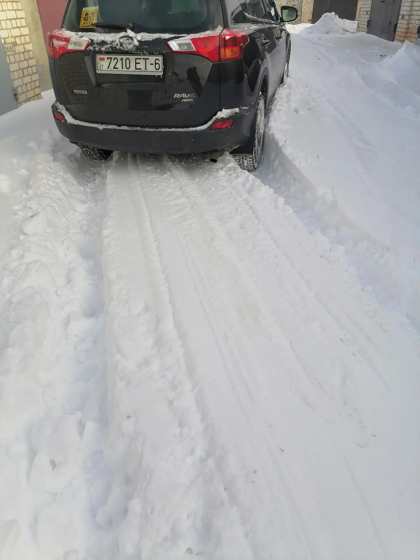 Полный привод снег. Хонда Везель 2019 полный привод на снегу. Тойота полный привод рав 4 на каждое колесо. Toyota WIFI. Как ехать на полном приводе на рав 4 в гололед.