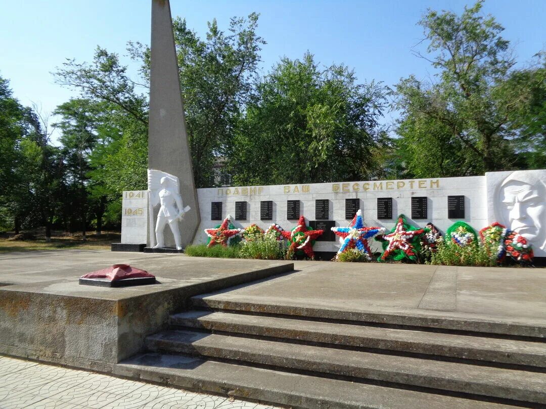 Погода дербетовка ставропольский край. Село Дербетовка Ставропольский край Апанасенковский район. Марьинская Ставропольский край Обелиск. Братская могила Апанасенковского района. Обелиск в с. Высоцкое Ставропольский край.