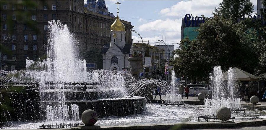 Фонтан Первомайский сквер Новосибирск. Фонтан в Первомайском сквере Новосибирск. Первомайский сквер достопримечательности Новосибирска. Первомайский сквер Новосибирск лето. Первомайск омск