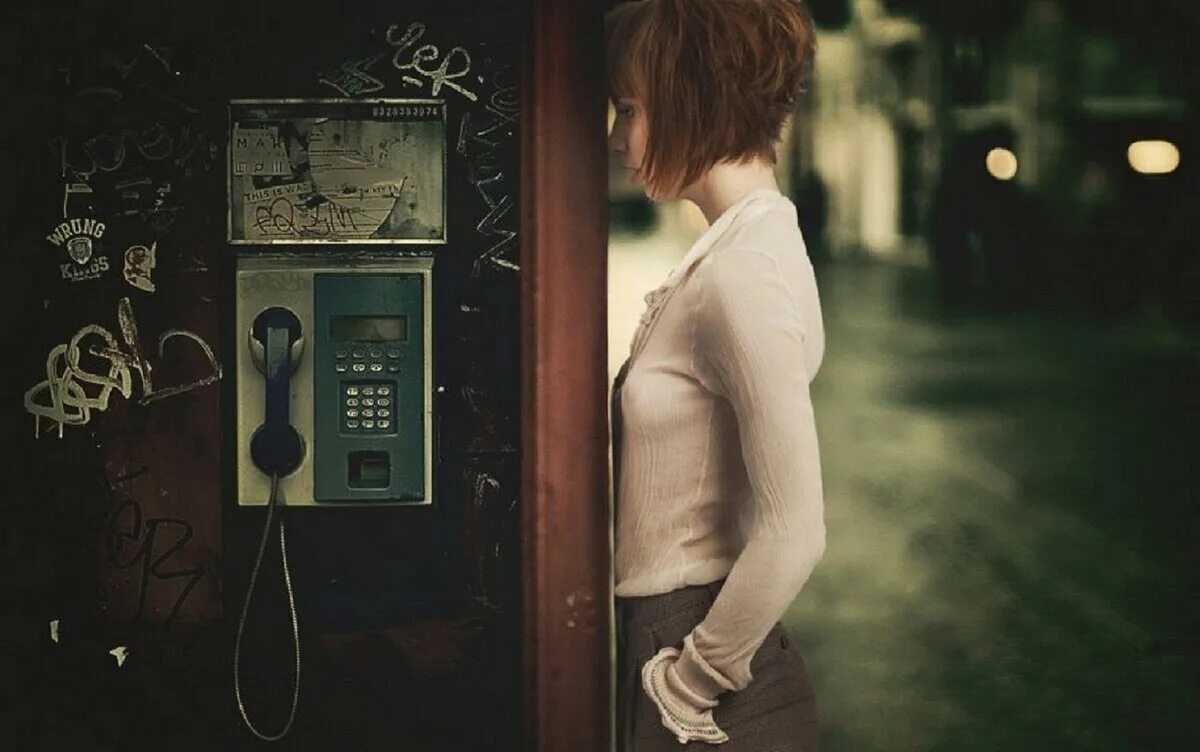 Песня ты скажи зачем ночью мне звонишь. Девушка в телефонной будке. Человек в телефонной будке. Телефонная трубка. Разговор в телефонной будке.