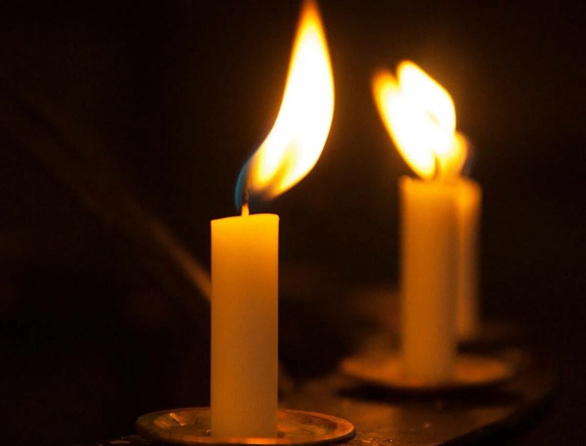Зажгем свечи. Горящие церковные свечи. Зажженная свеча. Горящая церковная свеча. Свеча церковная горит.