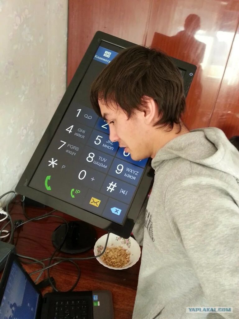 человек с телефоном у уха. огромный мобильник. девушка с планшетом. планшет. звонок по телефону.