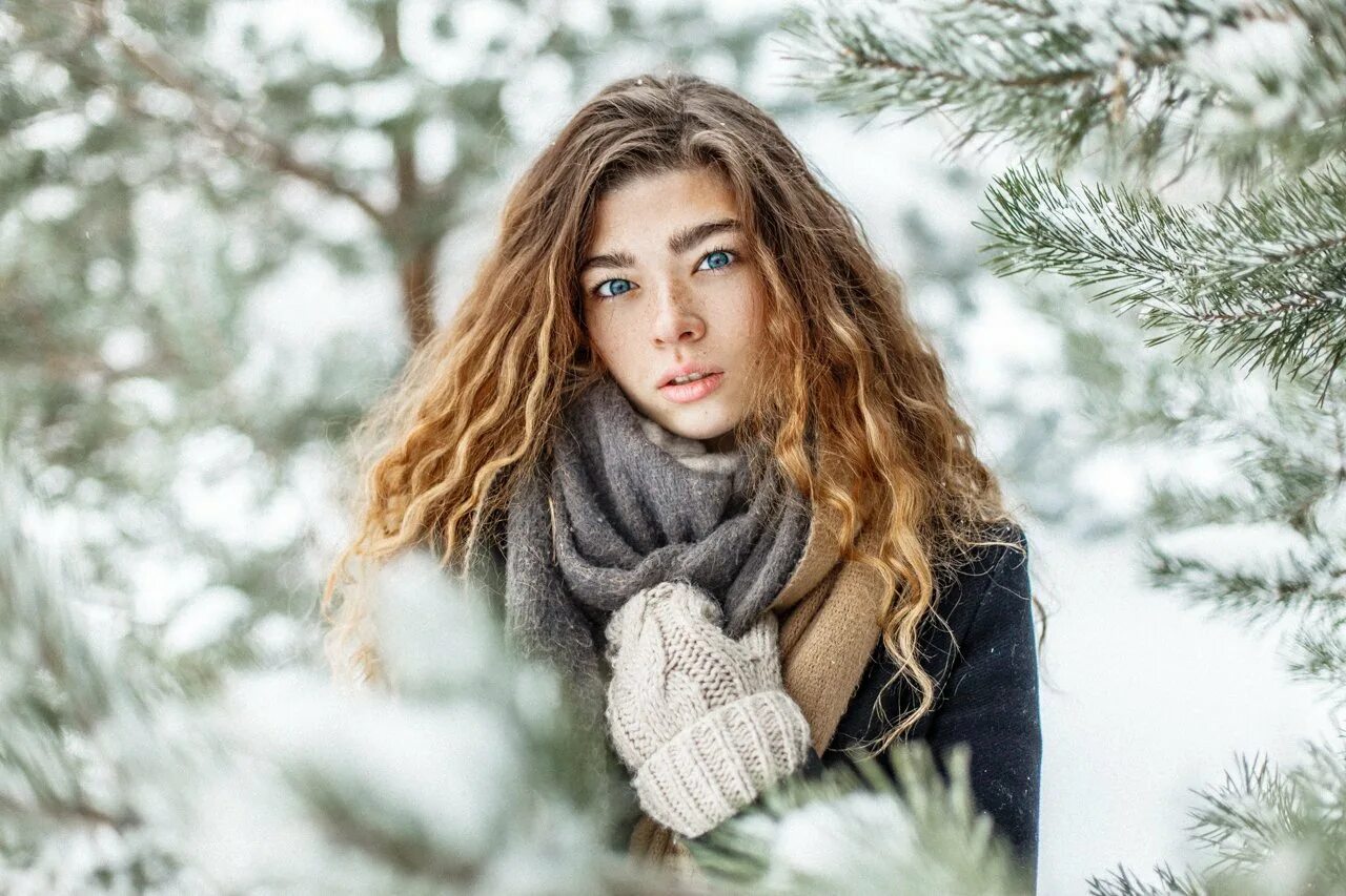 Зимние фото девушек идеи. Sarah allag фотомодель. зимний портрет. зимняя фотосессия на улице. девушка в зимнем лесу.