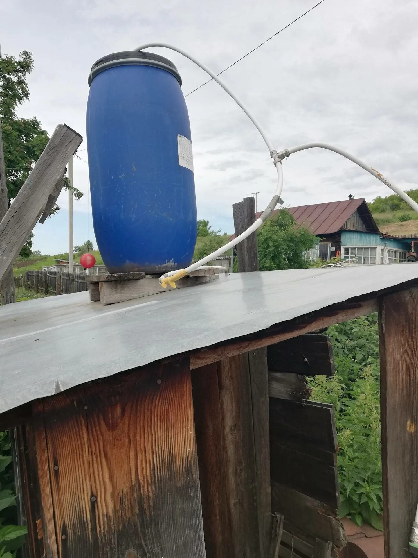 Установить бак для воды. Бак для воды на крышу. Бочка для дачного душа.