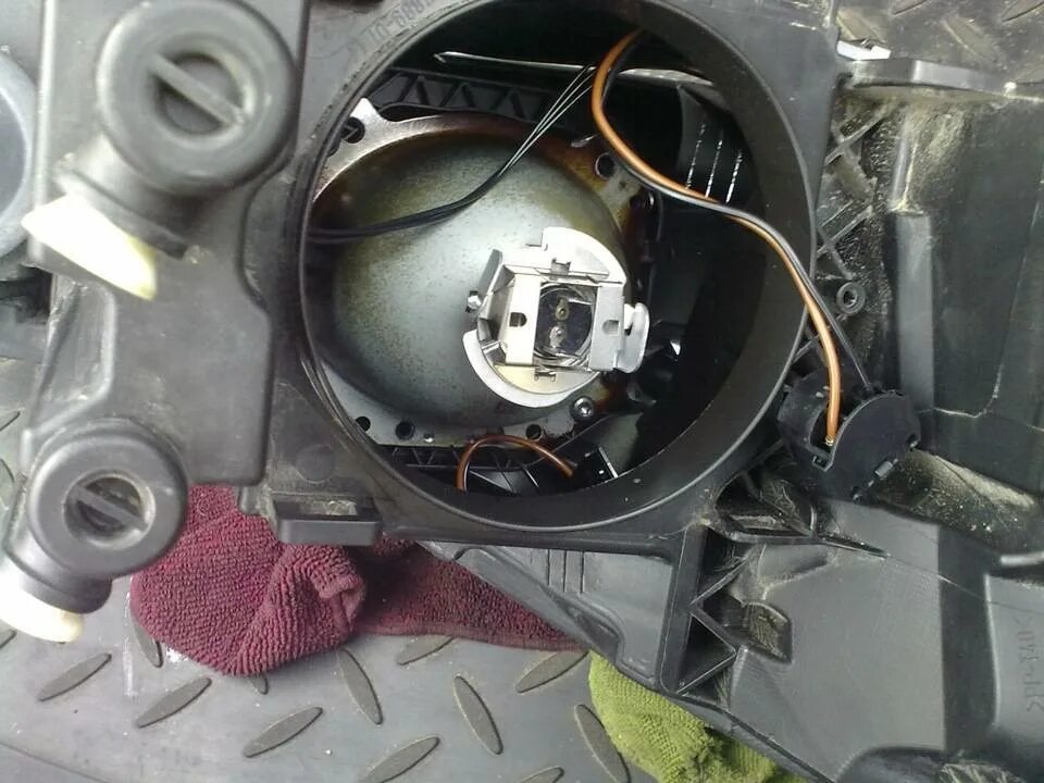 Крепление лампы ближнего света шкода октавия а5 fl. Лампа ближнего света шкода октавия а5 2012. Лампа ближнего света шкода октавия а5. Лампочки ближний шкода октавия а5. Лампа дальнего света шкода октавия а5.