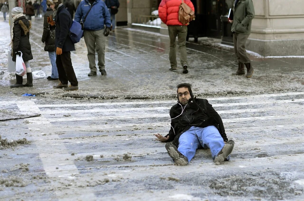 Человек поскользнулся. Скользко на улице. Человек поскользнулся на льду. Люди на гололеде.