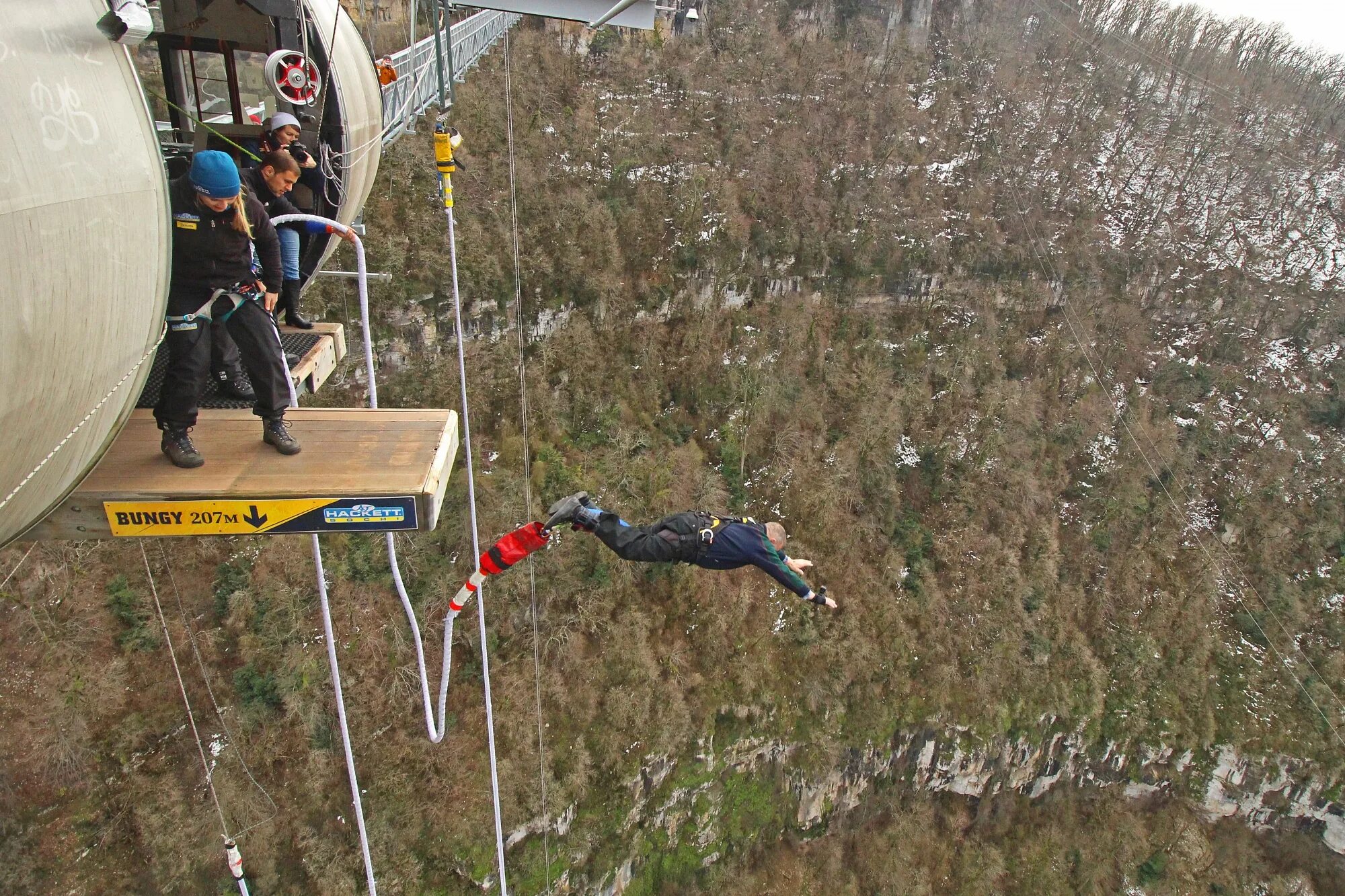 Прыжок в высоту на метр. Сочи тарзанка Skypark 207 метров. Скайпарк Сочи прыжок с 207 метров. Прыжок с тарзанки в Сочи 207 метров. Скайпарк Сочи прыжок.