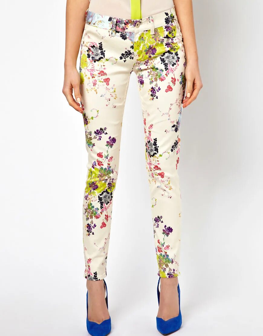 Ted Baker белые джинсы. Брюки с принтом женские. Летние брюки в цветочек. Цветные брюки.