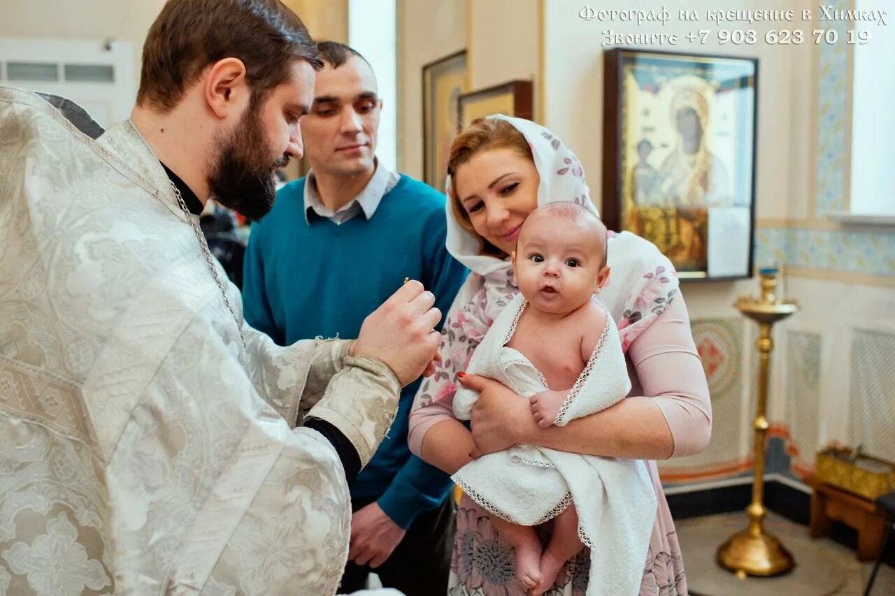 Крещение кто может быть крестными. Фотосессия крестин в храме. С крестинами мальчика. Крещение ребенка. Крещение мальчика.